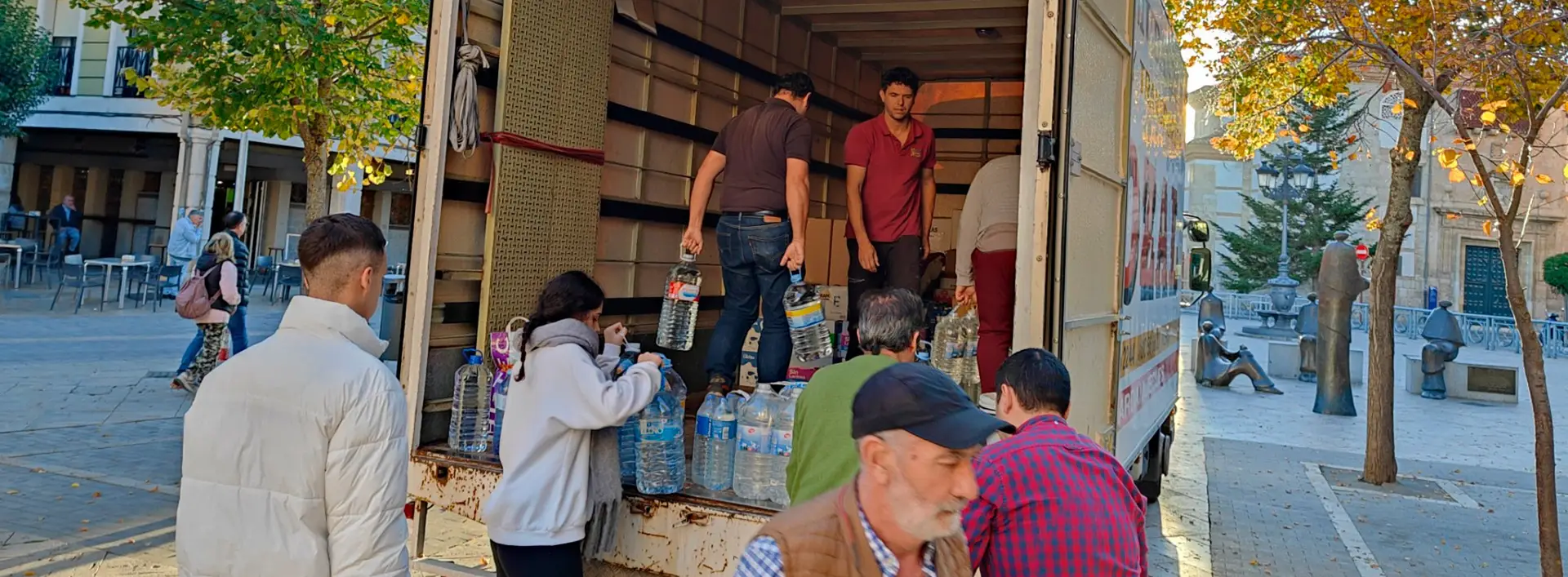 Los Nazarenos de Palencia reúnen 80 cajas de ayuda básica para los afectados por la DANA