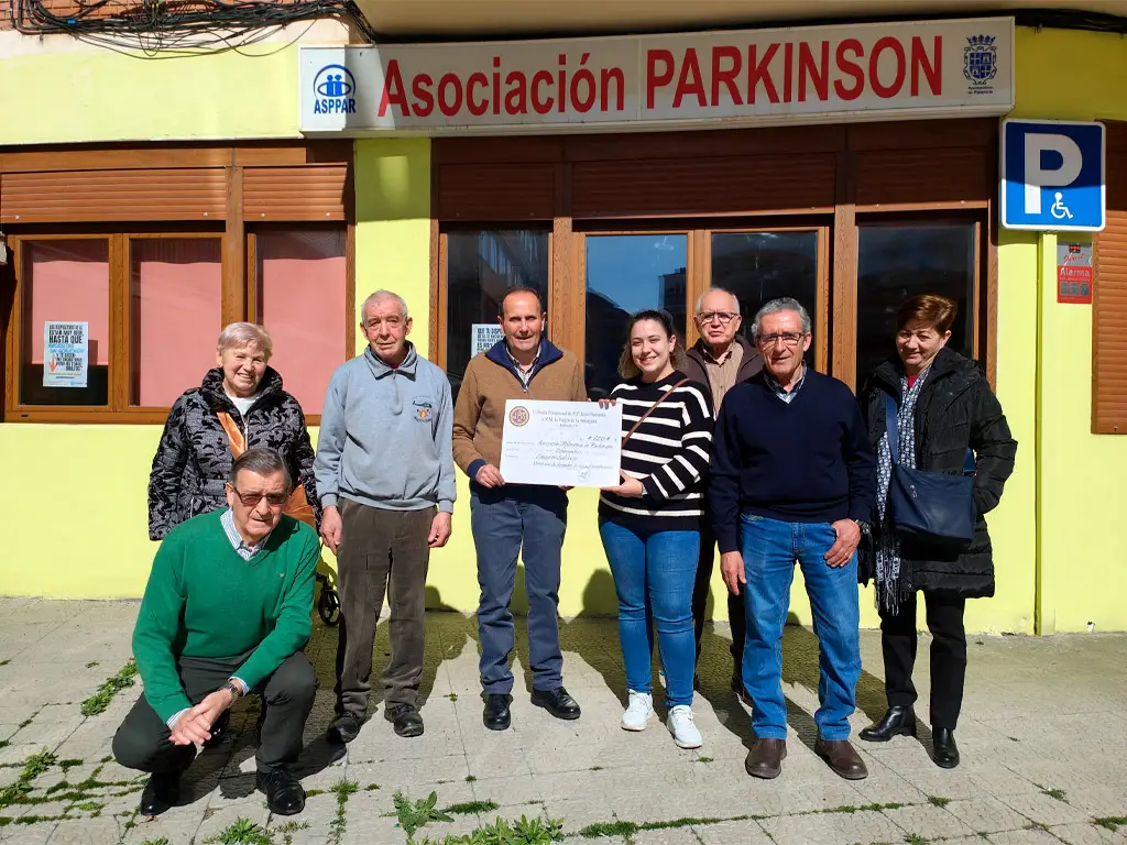 Los Nazarenos de Palencia donan 1.300 euros a colectivos de parkinson y autismo como compromiso con el Tercer Sector